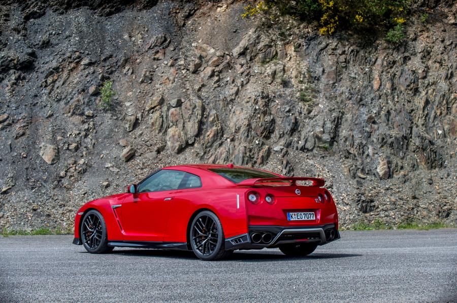  Nissan GT-R 2016 года  (фото 13 из 40)